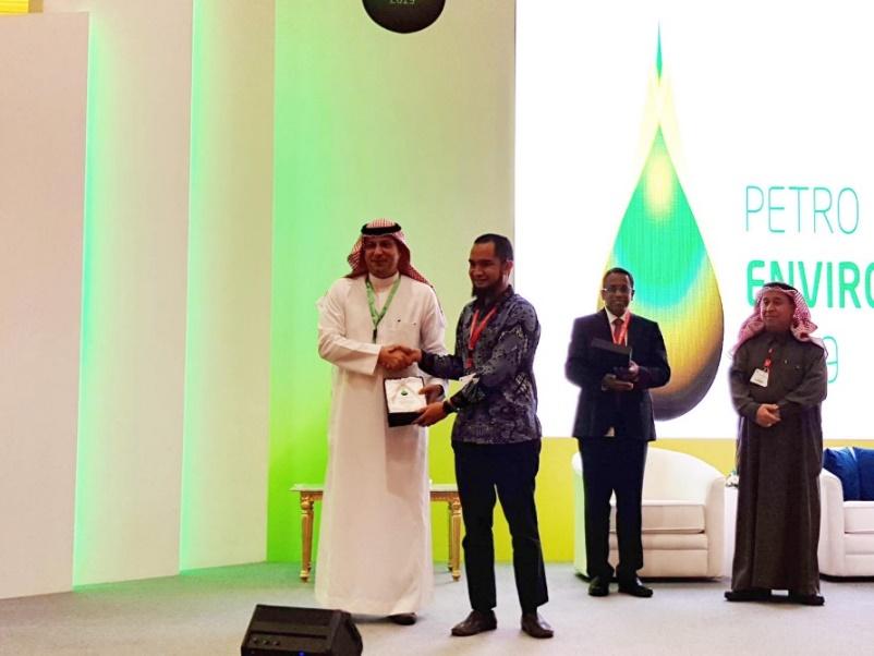 Award ceremony for Best Operational Manager 2024 at a petroleum environment conference